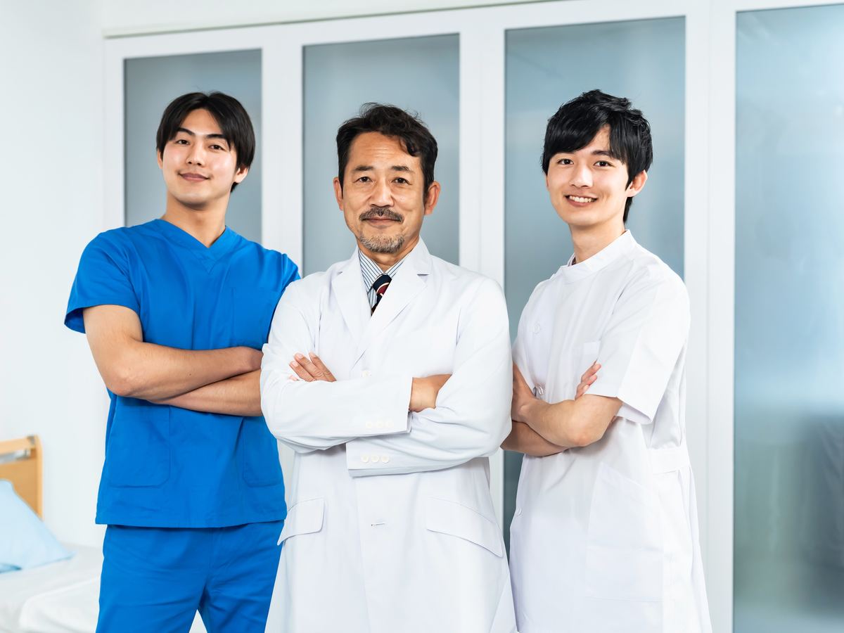 クリニックの医師とスタッフ